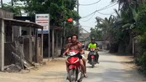 Dùng dao khống chế con tin trên xe máy