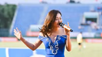 Văn Mai Hương khoe vẻ gợi cảm, quyến rũ giữa hàng nghìn khán giả