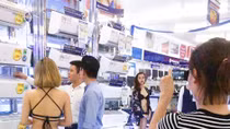 Khi các ông chủ chiêu khách bằng... da thịt