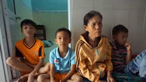 Xót xa bà nội già yếu nuôi 4 cháu mồ côi
