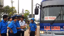 Lại “nóng” tình trạng tranh giành khách tuyến Hà Nội - Hải Phòng 
