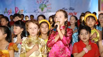 Đại sứ nhỏ tuổi nhất SOS thế giới hát quốc ca tại Asia Park 