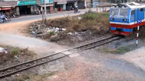 Băng qua đường ngang dân sinh không gác chắn, hai phụ nữ bị tàu SE1 cán chết