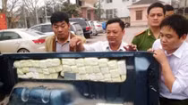 ‘Găm’ đầy điện thoại iPhone quanh thân xe Mazda