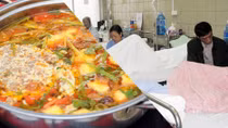 Nhộm nhoạm như... lẩu cua vỉa hè!