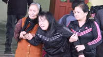 Đưa nạn nhân vụ sập giàn giáo về quê: 'Cha mẹ khóc ngất gọi tên con'