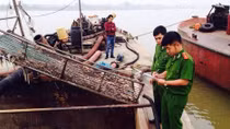 Bắt giữ 3 tàu đang 'trộm cát' trên sông Hồng