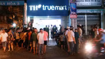 Cô gái bị nhiều thanh niên lạ mặt tấn công trong cửa hàng sữa