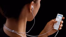 Nguy cơ bị điếc khi nghe nhạc bằng headphone âm lượng lớn