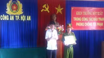 Thưởng nóng lực lượng phá án cướp giật tài sản của khách nước ngoài