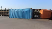 Xe container lật ngang đường, hàng chục người may mắn thoát nạn