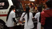 Một bệnh nhân trong vụ sập giàn giáo được chuyển đến Bệnh viện Bạch Mai, Hà Nội