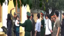 Giải cứu nữ sinh bị kẻ bắt cóc tẩm xăng khống chế