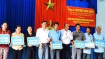 Phó Thủ tướng Trương Hòa Bình trao tặng kinh phí xây cầu, nhà tình thương tại Long An