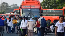 Bến kín người, hành khách chờ dài ngóng xe lên Thành phố