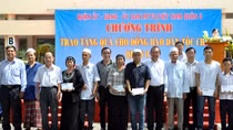 Phó Thủ tướng Trương Hòa Bình thăm, tặng quà đồng bào dân tộc Chăm tại TPHCM