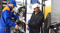 Xăng tiếp tục giảm gần 1.000 đồng/lít