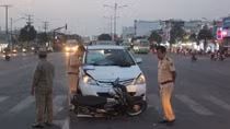 Chạy xe ngược chiều, nam thanh niên bị taxi hất lên nắp capo