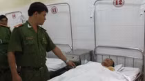 Quậy phá, dí roi điện rồi đâm trọng thương một Cảnh sát
