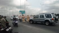 Tài xế xe 7 chỗ 'ngáo đá' gây tai nạn liên tiếp rồi rút dao dọa CSGT