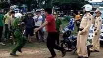 Vác dao đi đòi xe vi phạm rồi chém Cảnh sát trọng thương