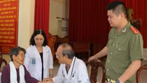 Báo CAND tặng quà, cấp phát thuốc miễn phí cho người nghèo TP Cần Thơ