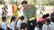 Công an TP Cần Thơ tặng quà cho học sinh Cờ Đỏ