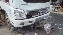 Xe tải hất tung nam thanh niên, nghiền nát xe máy