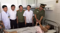 Gây rối rồi chém trọng thương cán bộ Công an phường