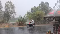 Mưa lớn, dông lốc thổi bay hàng chục căn nhà 