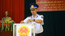 Hơn 300 cử tri thuộc các đơn vị lực lượng vũ trang đóng quân trên huyện đảo Lý Sơn bầu cử sớm
