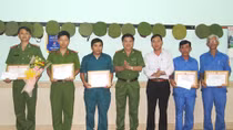 Khen thưởng tổ tuần tra bắt giữ 4 đối tượng trong đường dây trộm cắp xe máy liên tỉnh