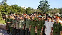 Đoàn cán bộ Công an hưu trí thăm Côn Đảo 