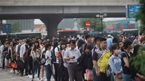 Xếp hàng dài mua vé ở Mỹ Đình, nhiều đồ thì đừng mong lên xe 