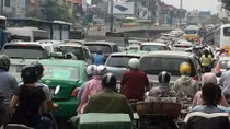 Xe khách nhồi hơn 100 người, đường sắt, hàng không “cháy” vé 