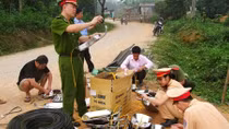 Công an lắp đặt đèn chiếu sáng cho người dân 