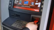 Sử dụng thẻ ATM và nỗi lo ‘hết tiền ngày Tết’