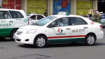 Tài xế taxi mưu trí cùng người dân bắt giữ kẻ cướp