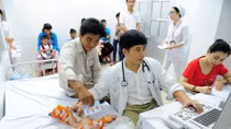 Khám sàng lọc bệnh tim cho trẻ nghèo ở Cà Mau
