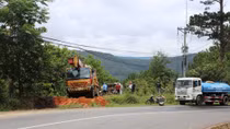 Xe trộn bê tông lật nhào trên đèo Mimosa 