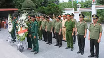 Thứ trưởng thường trực Đặng Văn Hiếu dâng hương tại Khu di tích Ngã ba Đồng Lộc