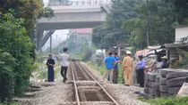 Đi xe máy qua đường ngang dân sinh bị tàu đâm tử vong