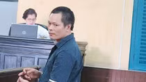 Bị truy nã về tội giết người, trốn sang Việt Nam làm "lái" súng