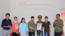 Thứ trưởng Bùi Văn Nam tặng nhà tình nghĩa gia đình cán bộ Công an gặp khó khăn