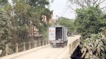 Hàng ngàn người nơm nớp đi qua cầu sắp sập