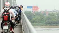 Mẹ trẻ ôm con gái 4 tháng tuổi nhảy tự tử