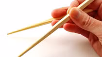 Bé 3 tuổi gặp nạn do bị đũa chọc sâu vào... mũi