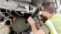 Anh mang bom cường kích Enhanced Paveway III đào xới hầm ngầm kiên cố của IS