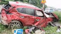 Ô tô nát bét, 2 người nhập viện khi cố vượt đường ray