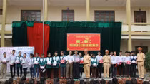 CSGT tặng mũ bảo hiểm cho học sinh